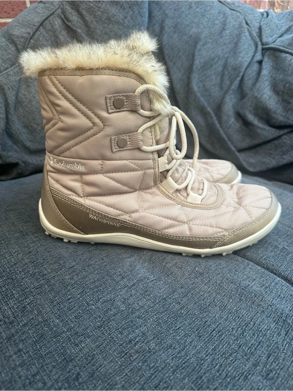 Columbia Women's Minx Shorty III Snow Boots in the Oxford Tan/Fawn- 10.5